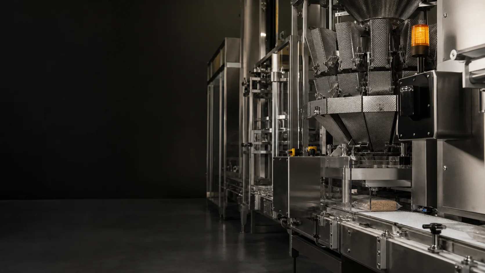 Linea di pesatura industriale automatizzata in un impianto contemporaneo, moduli metallici di precisione in luce controllata